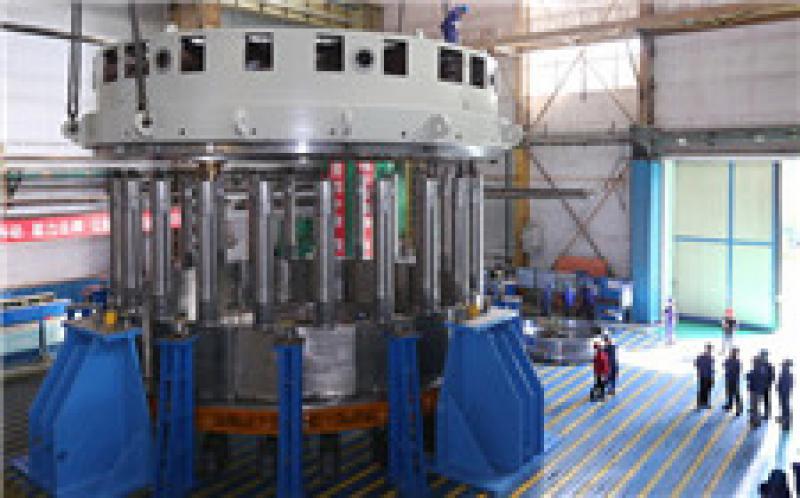 白鶴灘首臺頂蓋一次性吊裝成功